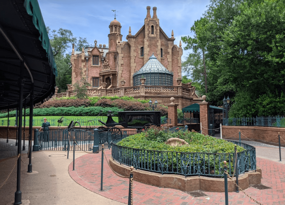 Haunted Mansion empty queue in Disney World